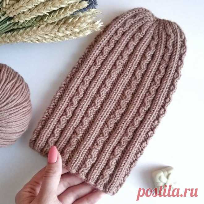 Интересная шапочка спицами.