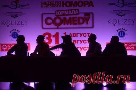 Популярный комик высказался о матерных шутках в Comedy Club. Резидент популярного шоу Comedy Club на канале ТНТ Демис Карибидис высказался о шутках с матом. Шоумен выразил уверенность в том, что некоторым юмористам, таким как Гарик Харламов, нецензурная лексика идет. Он также высказался об использовании мата в своих выступлениях.