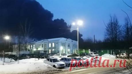 Частный сектор эвакуировали из окрестностей горящей нефтебазы в Брянской области. В городе Клинцы Брянской области из окрестностей горящей нефтебазы эвакуировали около 40 человек. Об этом сообщает РИА Новости со ссылкой на представителя экстренных служб. &quot;Эвакуировано около 40 человек из частного сектора&quot;, ...