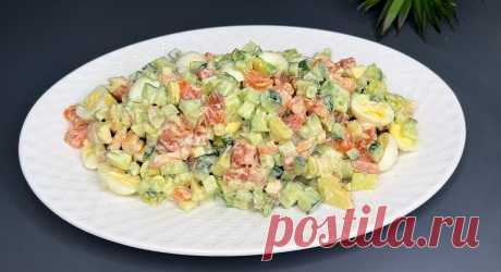 Это "Король" среди праздничных салатов: невероятно нежный (всё самое вкусное в одном салате) Удивите своих гостей очень нежным, красивым салатом, который имеет потрясающий вкус.