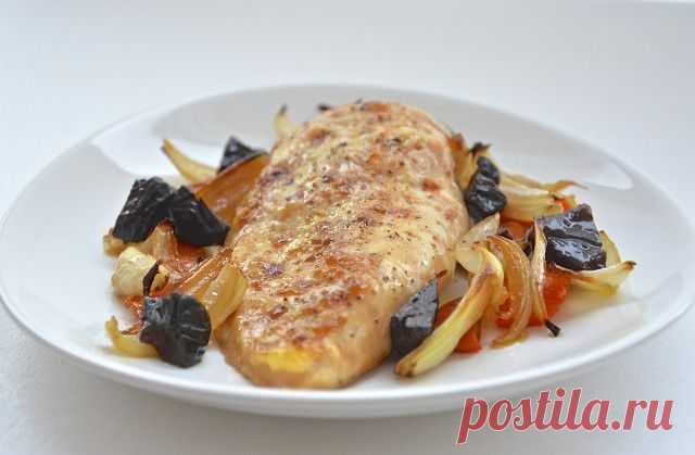 Куриное филе с овощами и черносливом