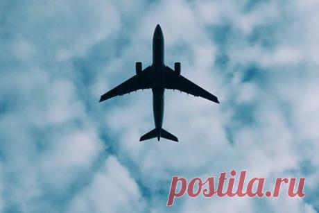 Самолет со 150 пассажирами совершил аварийную посадку из-за задымления в туалете. Самолет Rex со 150 пассажирами на борту совершил экстренную посадку из-за задымившегося туалета. Уточняется, что рейс следовал из Мельбурна в Сидней, когда члены экипажа заметили дым на борту. Пилотам пришлось объявить чрезвычайную ситуацию. Самолет удалось благополучно посадить, из пассажиров никто не пострадал.