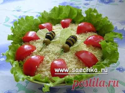 Салат с "пчелками" на лужайке | рецепты на Saechka.Ru