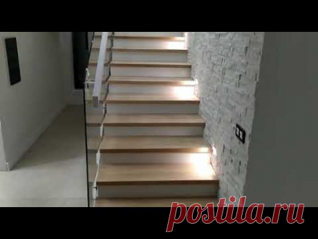 Облицовка лестницы деревом и перила из стекла