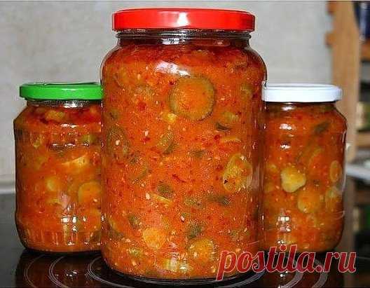 Лечо из огурцов. 2 рецепта.
Рецепт № 1
Необходимые продукты:
2.5 кг свежих огурчиков;
1.5 килограмма помидоров;
5 зубчиков чеснока;
1 столовая ложка уксуса;
100 г сахара;
50 г молотого перца;
соли - две столовые ложки.
Способ приготовления:
Прежде всего, необходимо крупные огурцы очистить от пожелтевшей кожуры. После этого всю огуречную массу нарезать небольшими кружочками, которые при необход