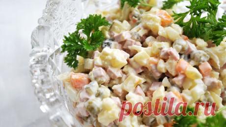 В Роскачестве раскрыли, когда салаты могут стать опасными. Покупать готовые салаты в магазине лучше всего без заправки. Такой вариант увеличивает срок годности блюда, рассказали ТАСС в Роскачестве. &quot;Салаты в идеале не должны быть заправлены соусами, желательно, чтобы производитель клал их ...