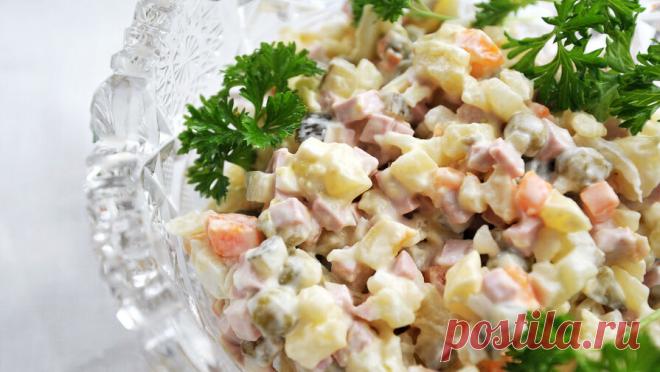 В Роскачестве раскрыли, когда салаты могут стать опасными. Покупать готовые салаты в магазине лучше всего без заправки. Такой вариант увеличивает срок годности блюда, рассказали ТАСС в Роскачестве. "Салаты в идеале не должны быть заправлены соусами, желательно, чтобы производитель клал их ...