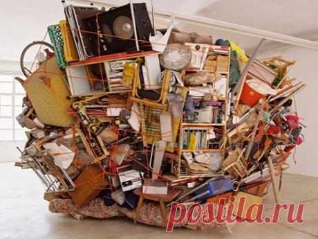 Как правильно избавляться от старых вещей Столкнувшись с неприятностями, люди часто винят во всех бедах обстоятельства или даже подозревают порчу. Но нередко причина заключается в обычных вещах, которые мы так бережно храним дома десятилетиями. От них лучше избавиться, и сделать это нужно правильно.