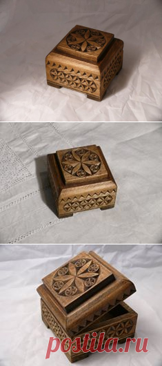 Небольшая шкатулка квадратной формы для хранения украшений и прочих мелких "приятностей".

Выполнена в стиле геометрической резьбы из массива липы.

Размер:9*9см., высота 7 см.

Автор - Алексей Гаврилов