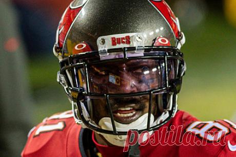 Игрока в американский футбол выгнали из команды в ходе матча. Чемпиона США по американскому футболу Антонио Брауна выгнали из команды во время матча. В ходе игры 33-летний футболист вступил в спор с главным тренером Брюсом Эриенсом. Наставник сначала заменил Брауна, а после дважды просил выйти на поле. После отказов тренер заставил его покинуть поле.