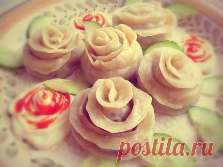 Манты-розочки

Ингредиенты:
мясной фарш
лук
соль
черный перец
мука
вода

Способ приготовления:
1. Замешиваем из теплой воды и муки тесто, даем отлежаться. Делаем фарш из молодой телятины и лука. Солим, перчим.
2. Тесто раскатываем тонко и вырезаем полоски

3. На полоски уложить начинку из фарша

4. Каждую полоску сложить пополам и защипнуть концы, затем полоски свернуть в клубочек, придавая форму розочки. Уложить все розочки в пароварку и готовить 30-35 минут.

Сохраните с...