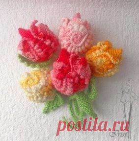 Мини тюльпанчики от мастерицы фриформа Iriss 
Нам понадобится: 
Крючок № 1,1 
пряжа : ирис, CRYSTAL (100% акрил) 275 м./50 гр. 
Игла для сшивания; 
Ножницы; 
Наполнитель; 
Для крепежа № 1: готовая петля (обычно идет в паре с крючком) 
Для крепежа № 2: клей, скрепка, пуговица, лейкопластырь на тканевой основе 
По желанию: кольцо для ключей или брелоков, карабинчик для брелоков и т.д. 
Высота цветка – 5 см, диаметр – 4 см. 
Если вязать тюльпаны нитками потолще, то возможно они получатся у Вас в