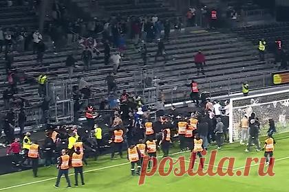 Фанаты французских клубов устроили массовую драку на стадионе после матча. Поклонники французских «Марселя» и «Анже» устроили массовую драку на стадионе после окончания встречи команд в рамках седьмого тура чемпионата страны. В потасовку оперативно вмешались сотрудники правоохранительных органов, но части фанатов удалось приникнуть на поле. В ходе беспорядков пострадало оборудование арены.