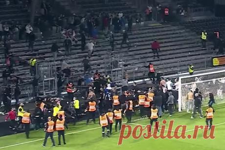 Фанаты французских клубов устроили массовую драку на стадионе после матча. Поклонники французских «Марселя» и «Анже» устроили массовую драку на стадионе после окончания встречи команд в рамках седьмого тура чемпионата страны. В потасовку оперативно вмешались сотрудники правоохранительных органов, но части фанатов удалось приникнуть на поле. В ходе беспорядков пострадало оборудование арены.