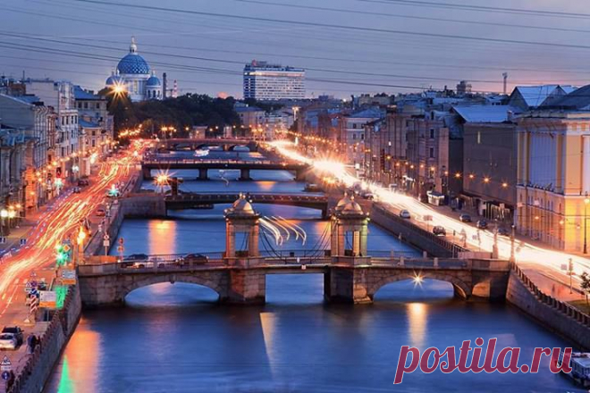 МОСТЫ НА ФАНТАНКЕ, САНКТ-ПЕТЕРБУРГ, РОССИЯ. 

 Мосты на Фонтанке - это настоящее украшение города и его интересная достопримечательность. Мосты через реку Фонтанка имеют значительную протяженность и служат "переправами" многих улиц города на Неве. Первый каменный мост был построен в 1769 году у истока рядом с Прачечным домом и поэтому был назван Прачечным. В 1780-х годах было построено 7 однотипных каменных мостов с башнями. Центральный деревянный пролет у мостов был разводным ...