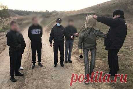 Россиянина осудят за изнасилование и убийство несовершеннолетней девушки. В Ставропольском крае суд рассмотрит дело 22-летнего местного жителя, обвиняемого в изнасиловании и убийстве 17-летней девушки. В октябре 2021 года компания молодых людей выпивала в доме, расположенном в хуторе Раздольный. Когда 17-летняя гостья решила пойти домой, фигурант последовал за ней.