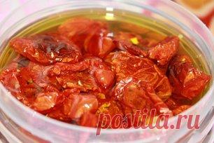 Вяленые томаты с чесноком и травами
Эти вяленые помидоры будут настоящим хитом среди ваших родных и друзей. С ними можно делать пиццы, брускетты, салаты и другие блюда. Можно и просто использовать в качестве закуски. Оливковое масло из под них такое ароматное – заправьте картофель или салат – объедение! Ингредиенты помидоры (некрупные спелые) — 1 кг; чеснок […]> http://gotowim-bluda.ru/vyalenye-tomaty-s-chesnokom-i-travami/