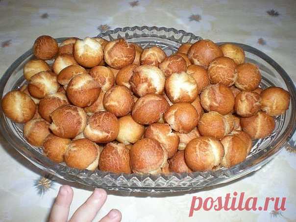 Ну очень вкусно! А простооо......
Банка сгущенки+щепотка соли+2яйца+сода на кончике ножа+мука сколько возьмет тесто.
Раскатать шарики с фалангу мизинца, большие не делать, будут трескаться при жарке. Обжарить на растительном масле .ВСЕ!