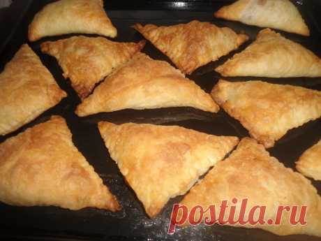 Пирожки из слоеного теста с сайрой рецепт пошаговый https://ligakulinarov.ru/r/pirozhki_iz_sloenogo_testa_s_sayroy_2053