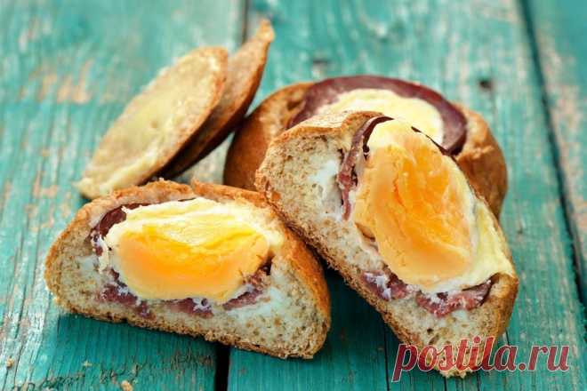 Запеченные бутерброды с яйцом и ветчиной    Эти вкусные, сытные и очень удобные бутерброды можно приготовить и в духовке, и на мангале, и на природе на углях костра.