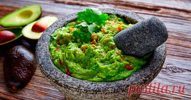 Рецепт приготовления ГУАКАМОЛЕ Авокадо — это очень полезный продукт, который обогащает организм витаминами и полезными жирами. Сегодня мы подготовили для вас рецепт дня — гуакамоле. Это блюдо мексиканской кухни популярно во всем мире. Оно может служить в качестве соуса или даже закуски, кому как нравится. Главное — это найти качественный и спелый авокадо. Ингредиенты: перец чили 1 штука; …