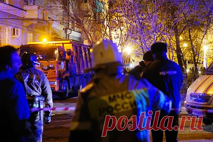 В обрушившихся подъездах дома в Астрахани нашли подозрительные мешки. В обрушившихся подъездах дома на Привокзальной площади в Астрахани нашли подозрительные мешки со строительным мусором, с кирпичом и гипсолитовыми плитами. Их передали на изучение следователям. Об этом рассказал мэр Астрахани Олег Полумордвинов губернатору российского региона Игорю Бабушкину.