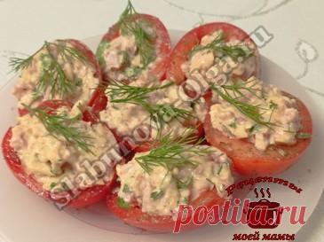 Закуска из помидоров с беконом и сыром Дорогие читатели! Отличная закуска на праздничный стол. Закуска из помидоров с беконом и сыром, просто, вкусно и аппетитно!!! Готовим вместе и радуем гостей. Приготовив только один раз, вы будете готовить ее снова и снова. ИНГРЕДИЕНТЫ: 5 помидоров черный молотый перец специи для овощей 2 ст. ложки нерафинированного растительного масла Для начинки : 50 г бекона …