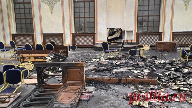 На западе Украины подожгли синагогу. Садигурскую синагогу подожгли в Черновцах на западе Украины. Об этом сообщил посол Израиля в Киеве Михаил Бродский. "По предварительной информации, совершивший поджог страдает психическим заболеванием. Он задержан полицией", ...