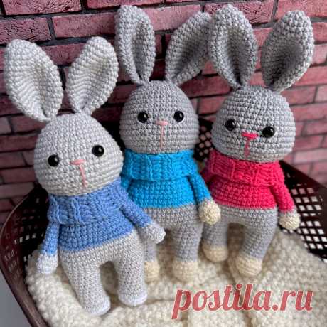 PDF Зайчик в свитере крючком. FREE crochet pattern; Аmigurumi animal patterns. Амигуруми схемы и описания на русском. Вязаные игрушки и поделки своими руками #amimore - зайка, заяц, зайчик, кролик, зайчонок, крольчонок.