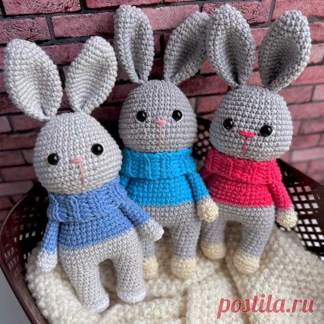 PDF Зайчик в свитере крючком. FREE crochet pattern; Аmigurumi animal patterns. Амигуруми схемы и описания на русском. Вязаные игрушки и поделки своими руками #amimore - зайка, заяц, зайчик, кролик, зайчонок, крольчонок.