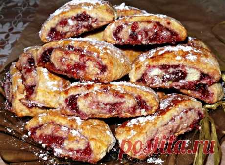 Песочное печенье

Свердловские "Турбинки"с малиновым вареньем.Вкуснятина!

Ингредиенты:
Маргарин(сливочное масло)— 200 г
Яйцо— 2 шт
Молоко— 2 ст. л.
Сахар— 150 г
Соль(щепотка)
Разрыхлитель — 1 пачка /15 г
Варенье (любое, в начинку или джем)у меня малиновое
Мука (примерно) — 480 г

Как готовить песочное печенье:
Размягченный маргарин взбить с яйцами и молоком.
Затем добавить сахар, соль и разрыхлитель, перемешать.
После этого добавить столько муки, чтобы тесто получилось пр...