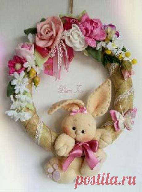 Profumo di primavera by Laura Tosi www.facebook.com/fattoconamorelaura #cucitocreativo #wreath #fuoriporta #pasqua #lovehandmade #handmadewhitlove #handmade #coniglietto #sweet #creativemamy #roses