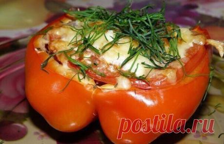 Перцы фаршированные
Ингредиенты:
На 4 порции:
2 крупных болгарских перчика,
грамм 200-300 мясного фарша, 
1 помидор, 
кусочек сыра для посыпки, зелень. 

Приготовление:
Сладкие болгарские перцы разрезаем на две половинки и очищаем от семени.
Начиняем половинки перца подготовленным как обычно мясным фаршем.
Помидор нарезаем кружочками и на каждый перчик поверх фарша выкладываем кружочек помидора.
Обильно посыпаем тертым сыром.
Отправляем в духовку. Запекаем в течение 20-25 минут.