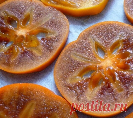 Чипсы из хурмы в мультиварке! Мультиварка и простые рецепты для мультиварки

Список ингредиентов для приготовления таких чипсов в мультиварке ограничивается всего двумя продуктами, вам понадобится:

хурма – 2-3 шт.;
молотая корица – 1 ст.л.
Сам процесс приготовления чипсов в мультиварке не займет много времени, ведь он состоит из простейших этапов:

Моем хурму и нарезаем ее тонкими пластинками, не забыв удалить косточки во время этого процесса.
На дно мультиварочной емкост...
