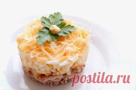 Слоеный салат с курицей и грибами / Простые рецепты