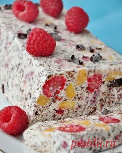 Десертный вихрь. Малиновое парфе с персиками и шоколадом