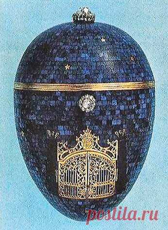 Twilight Egg (or Night Egg), 1917. Lapis lazuli, gold, diamonds, moonstone, paillons. Kept in private collection.   |   Pinterest: инструмент для поиска и хранения интересных идей