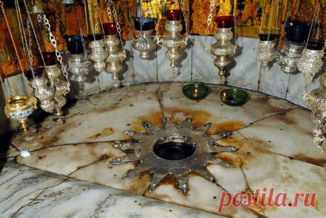 Քրիստոս ծնաւ եւ յայտնեցաւ. մեզ եւ ձեզ մեծ աւետիս.
Օ Ր Հ Ն Ե Ա Լ Է Յ Ա Յ Տ Ն Ո Ւ Թ Ի Ւ Ն Ն Ք Ր Ի Ս Տ Ո Ս Ի

Եվ ահա այն աստղը, որ տեսել էին արևելքում, առաջնորդեց նրանց, մինչև որ եկավ կանգնեց այն տեղի վրայ, ուր մանուկն էր։ Աստղը տեսնելուն պէս չափազանց ուրախացան։
Մատթեոս 2.9-10