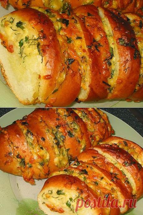Запеченный батон с сыром и чесноком.