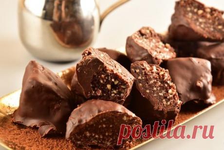 Шоколадные конфеты с орехами и кофе - КУХНЯ МИРА 
 
 
 Шоколадные конфеты с орехами и кофейным ароматом — это прекрасное домашнее лакомство, которое будет замечательной альтернативой магазинным конфетам. Ингредиенты: Шоколад чёрный или молочный — 200 г Сахарная пудра — 100 г Орехи очищенные (у меня арахис) — 100 г Кофе молотый — 2 ч. ложки Вода (кипяток) — 100 мл Приготовление шоколадных […]