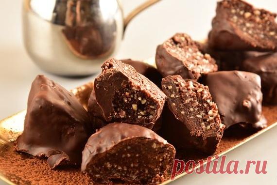 Шоколадные конфеты с орехами и кофе - КУХНЯ МИРА 
 
 
 Шоколадные конфеты с орехами и кофейным ароматом — это прекрасное домашнее лакомство, которое будет замечательной альтернативой магазинным конфетам. Ингредиенты: Шоколад чёрный или молочный — 200 г Сахарная пудра — 100 г Орехи очищенные (у меня арахис) — 100 г Кофе молотый — 2 ч. ложки Вода (кипяток) — 100 мл Приготовление шоколадных […]