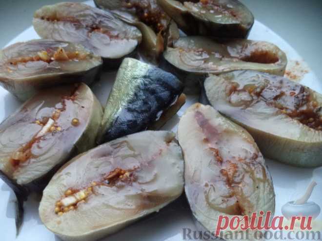 Рецепт: Соленая скумбрия с паприкой, чесноком и зернами горчицы на RussianFood.com