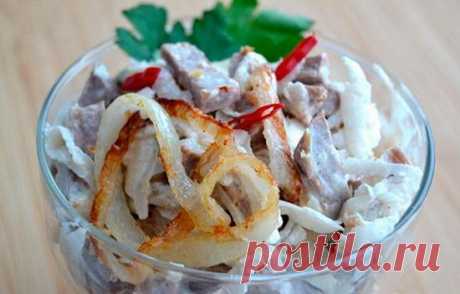 Салат с жареным луком и языком Салат с жареным луком и языком подается в порционных стаканах. Блюдо отличается необычным вкусом. Такой салат можно сделать и к праздничному столу.