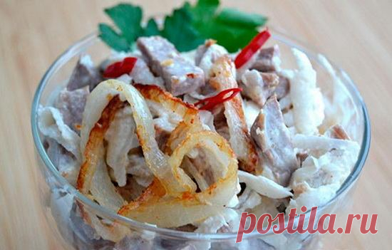 Салат с жареным луком и языком Салат с жареным луком и языком подается в порционных стаканах. Блюдо отличается необычным вкусом. Такой салат можно сделать и к праздничному столу.