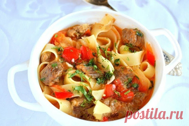 Вкуснейший лагман 



Ингредиенты:Мясной бульон —1,5 литра Телятина — 500 г Лапша — 300 гСладкий перец — 2 шт.Большие помидоры — 2 шт.Большая луковица — 1 шт.Чеснок — 2-3 зубчика Маленький пучок петрушкиРастительное ма…