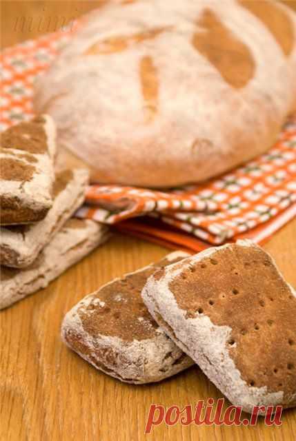 картофельный хлеб и ржаные горбушки
