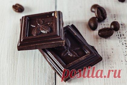 Диетолог назвал наименее опасный для фигуры десерт. Необязательно отказываться от сладкого во время диеты, считает врач-диетолог Майкл Мосли. Он убежден, что если человек следит за своим рационом и общим количеством потребляемых калорий, он может позволить себе сладости без вреда для фигуры. Врач предлагает выбирать темный шоколад с высоким содержанием какао.