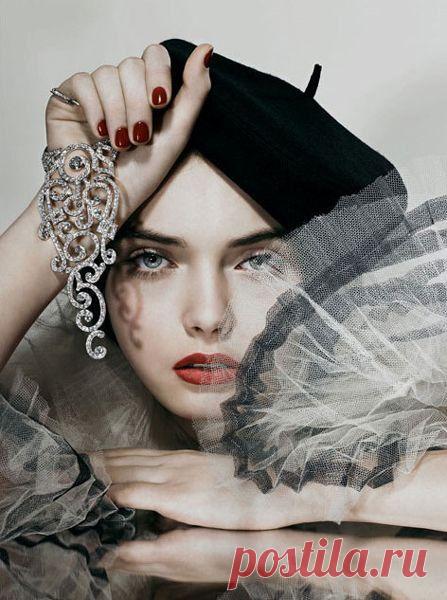 Умейте, женщины, себя любить! Себя жалеть, собой гордиться.
Свободной, быстрокрылой птицей по жизни радостно парить!
Умейте, женщины, себя прощать и от тоски не задыхаться,
И в прошлое не возвращаться, и никого не возвращать.
Умейте, женщины, себя любить ...
@_____________***
Наталия Земенкова
         
 Yuriko Nakamura — Long Long Ago