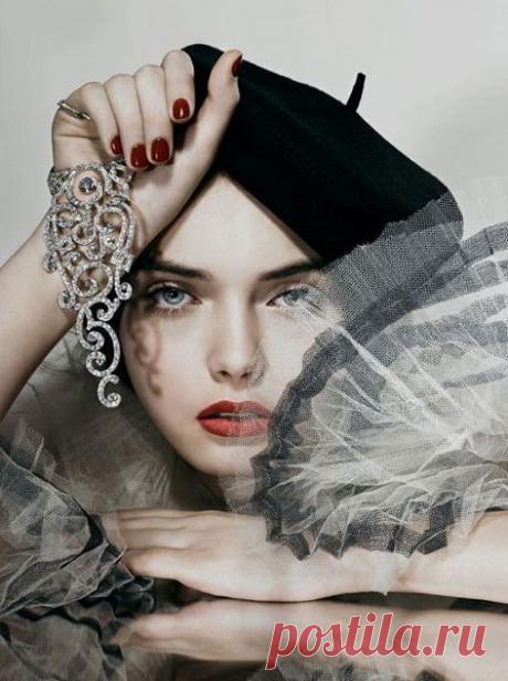 Умейте, женщины, себя любить! Себя жалеть, собой гордиться.
Свободной, быстрокрылой птицей по жизни радостно парить!
Умейте, женщины, себя прощать и от тоски не задыхаться,
И в прошлое не возвращаться, и никого не возвращать.
Умейте, женщины, себя любить ...
@_____________***
Наталия Земенкова
         
 Yuriko Nakamura — Long Long Ago