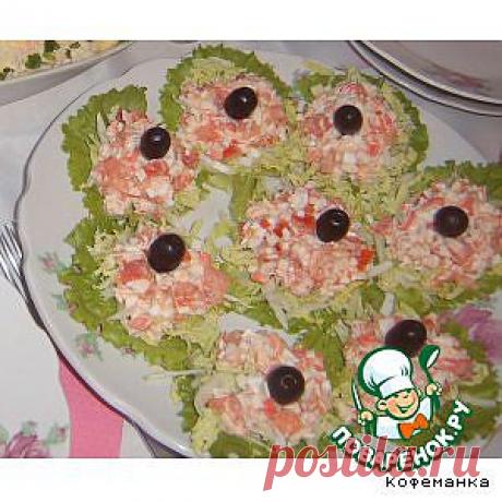 Салат из крабового мяса на овощной подушке